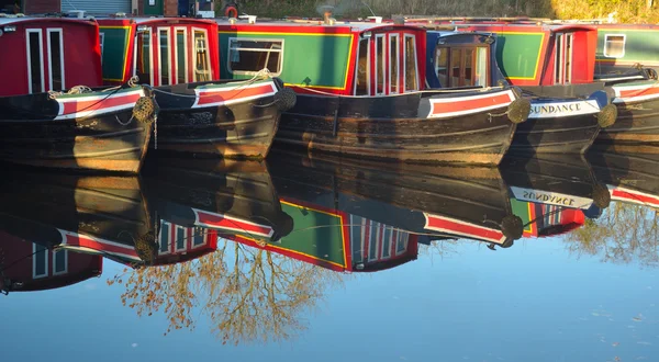 Bateaux étroits amarrés à Wrenbury sur le canal de Llangollen, bateaux et réflexions — Photo