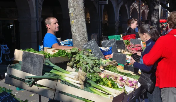 Comerciante de mercado vendendo legumes em Revel França . — Fotografia de Stock