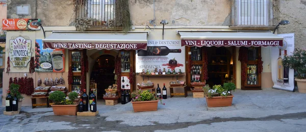 Al frente de la tienda de vinos en Tropea Calabria Italia . — Foto de Stock