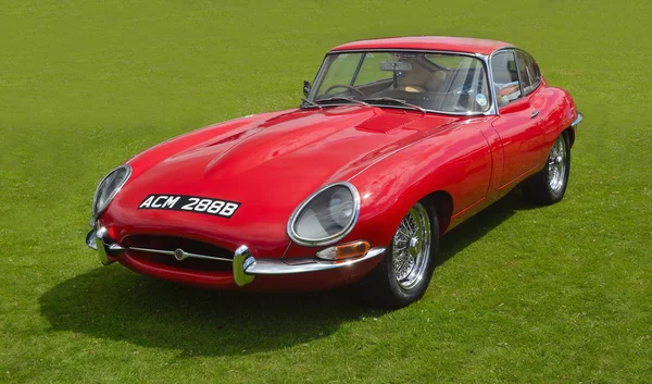 Klasické červené E - Type Jaguar v veteránem Show. — Stock fotografie