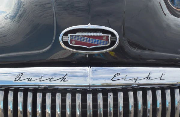 Classic Black Buick Oito motor capô e grill, Felixstowe beira-mar . — Fotografia de Stock