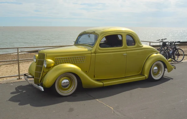 Classic Gold  Ford vintage car in rally on Felixstowe seafront. — Stock Photo, Image