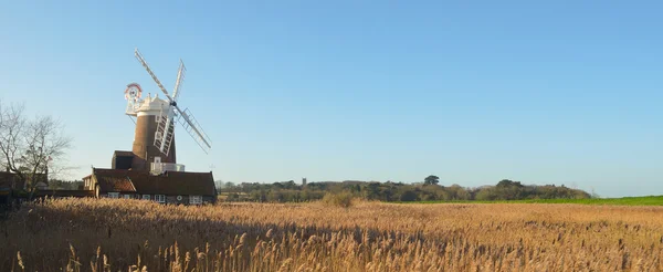 Cley marshes e moinho de vento Norfolk Inglaterra . — Fotografia de Stock