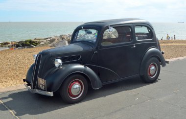 Felixstowe sahil üzerinde klasik siyah motosiklet.