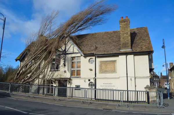 Brückenschänke bei st neots mit umgestürztem Baum auf Dachschaden — Stockfoto