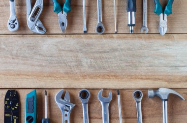 Ahşap arkaplanda bir takım araçlar