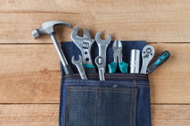 alet kemeri araçları üzerinde ahşap tahta arka plan ile