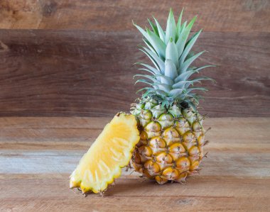 Ahşap arka plan üzerinde olgunlaşmış ananas