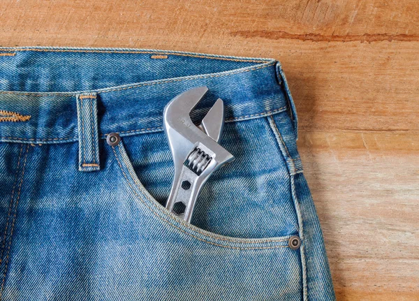 Синій джинсовий кишені з ключем на дерев'яній — стокове фото