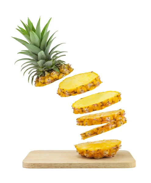 Dilimlenmiş ananas beyaz arkaplanda izole edilmiş.