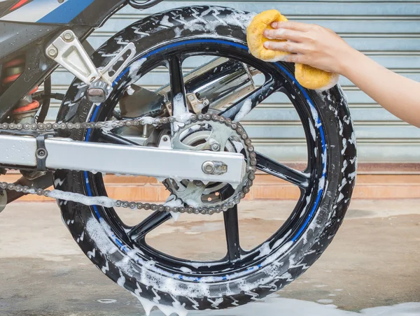 Wassen van een motorfiets wiel — Stockfoto