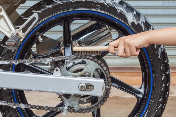 Corrente de motocicleta de limpeza com cobre escovado — Fotografia de Stock