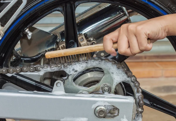 Limpieza de la cadena de motocicletas con cobre cepillado — Foto de Stock