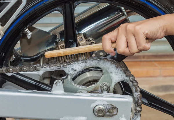 Czyszczenie motocykla łańcucha z miedź szczotkowana — Zdjęcie stockowe