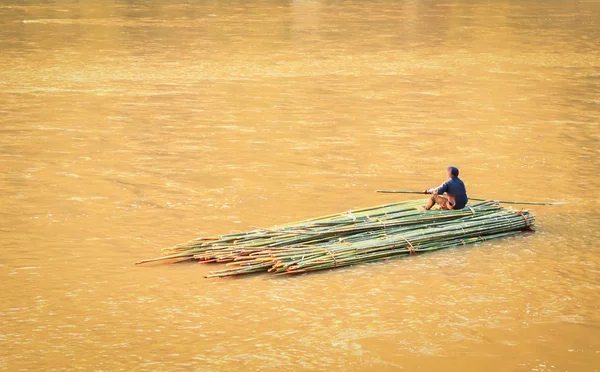 Bambusowe Tratwy i chłopiec pływające w rzece — Zdjęcie stockowe
