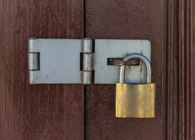 Kapıdaki eski kilit.