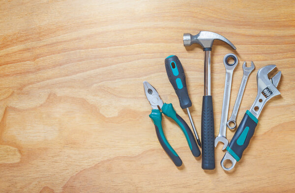 Инструменты на деревянном фоне. мягкое освещение
