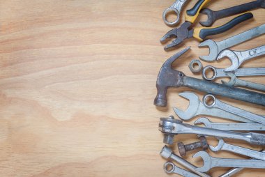 ahşap arka plan üzerinde eski aracı