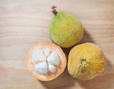 Organik santol meyve ahşap arka plan üzerinde.