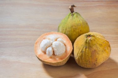 Organik santol meyve ahşap arka plan üzerinde.