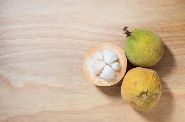 Fruits santol bio sur le fond en bois . — Photo