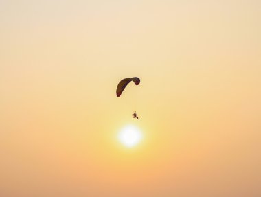 Paramotor gün batımında gökyüzünde uçuyor..