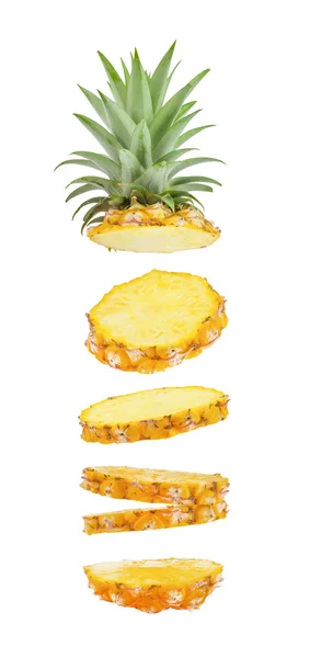 İzole üzerinde beyaz arka plan düşen dilim ananas.
