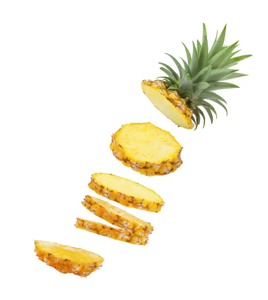 Ananas plátky pádu izolované na bílém pozadí. — Stock fotografie