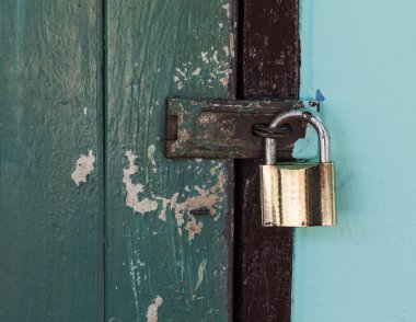 Eski asma kilit ahşap kapı