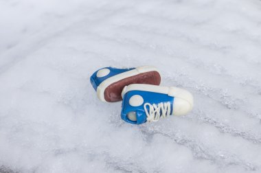 Buz arka plan üzerinde ayakkabı simülasyon