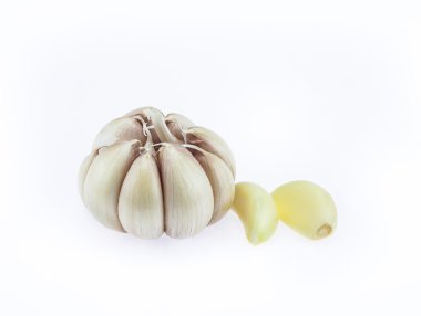 Beyaz arkaplanda taze sarımsak var.