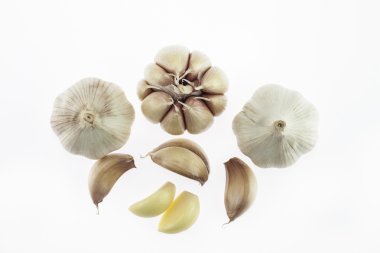 Beyaz arkaplanda taze sarımsak var.