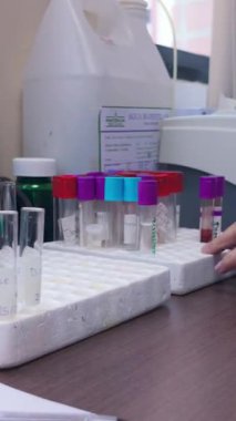 Analizler için test tüpleri yerleştiriliyor