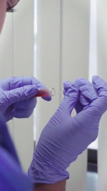 Test tüpünden kan örneği alıyorum.