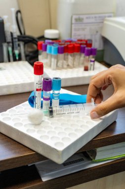 Kan örneği almak için hemşire hazırlık aletleri.