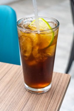 Masadaki Küba libre 'si