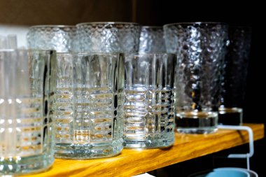 Boş bardaklar rafta