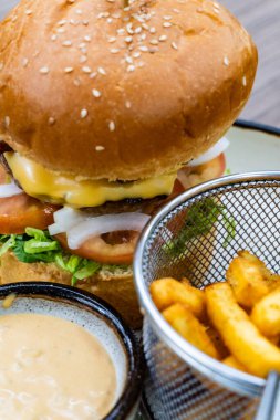 Patates kızartması ve sosisli hamburger.