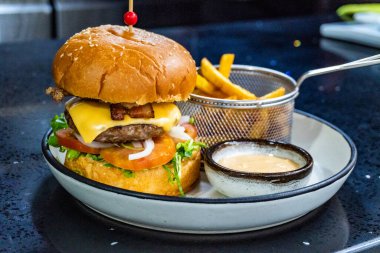 Patates kızartması ve sosisli hamburger.