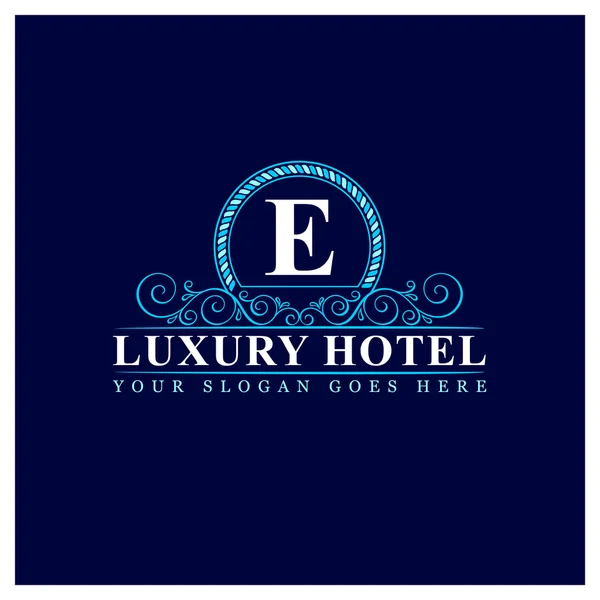 Logotipo del hotel de lujo con letra E — Vector de stock