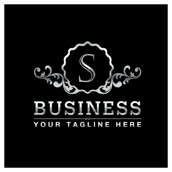 Логотип бизнеса Дизайн с серебряной буквой S — стоковый вектор
