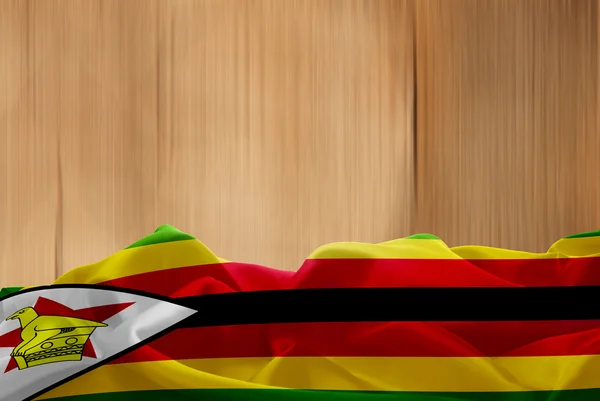 Drapeau du Zimbabwe et fond bois — Photo