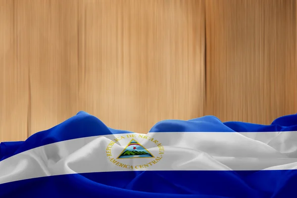 Bandera de Nicaragua sobre fondo de madera — Foto de Stock