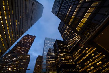 Toronto şehir gökdelenlerin gece görünümü; yukarı bak