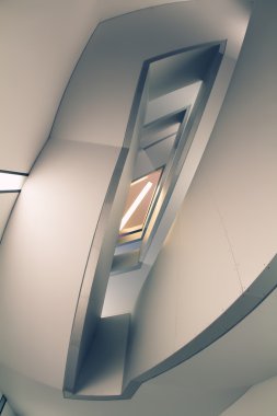 çizgiler ve modern huni merdiven açılarını