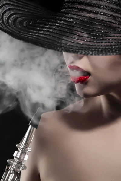 Gyönyörű meztelen lány piros ajkak dohányzik a fekete háttérben vízipipa — Stock Fotó