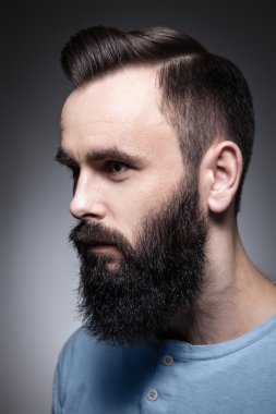 şık sakallı adam portresi stüdyo;