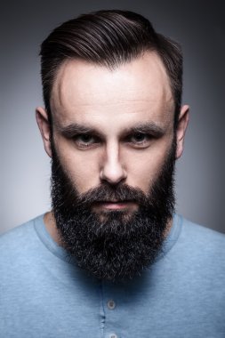 şık sakallı adam portresi stüdyo;