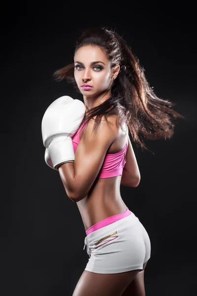 Hermosa sexy boxeador chica vestida con guantes ; —  Fotos de Stock
