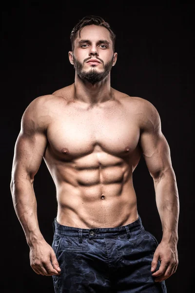 Aantrekkelijke bodybuilder sportman toont perfect lichaamsspieren op b — Stockfoto